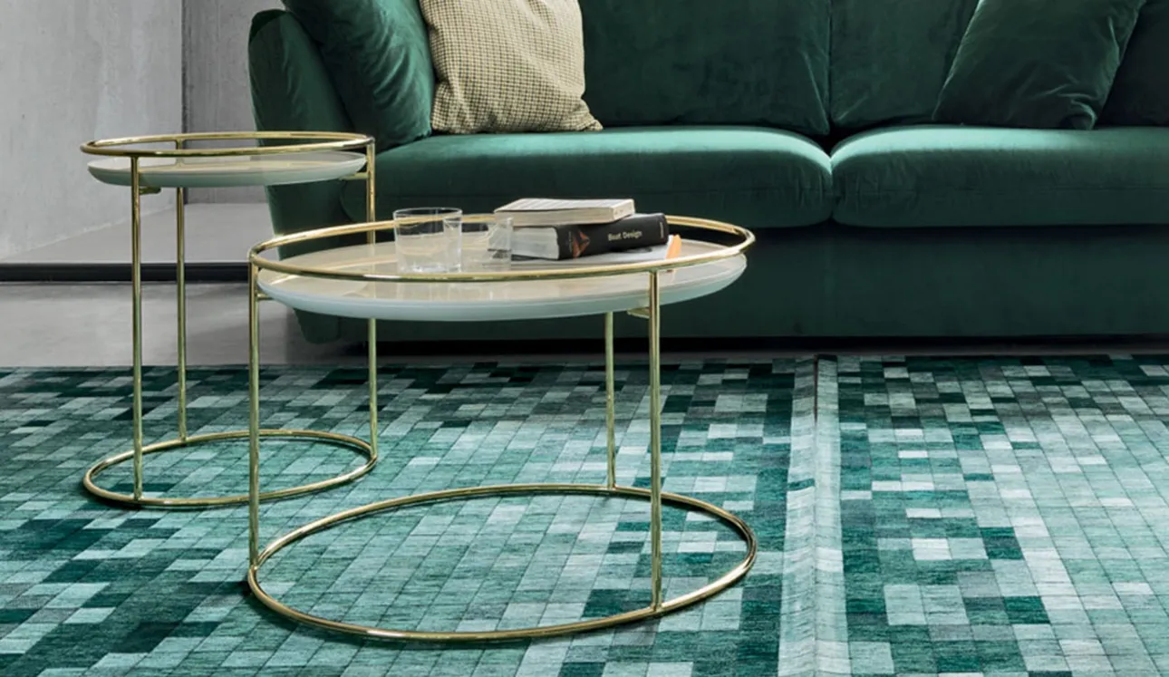 Tavolino rotondo in due dimensioni con top in ceramica Atollo Marmo Onice Oro con base in metallo ottonato di Calligaris
