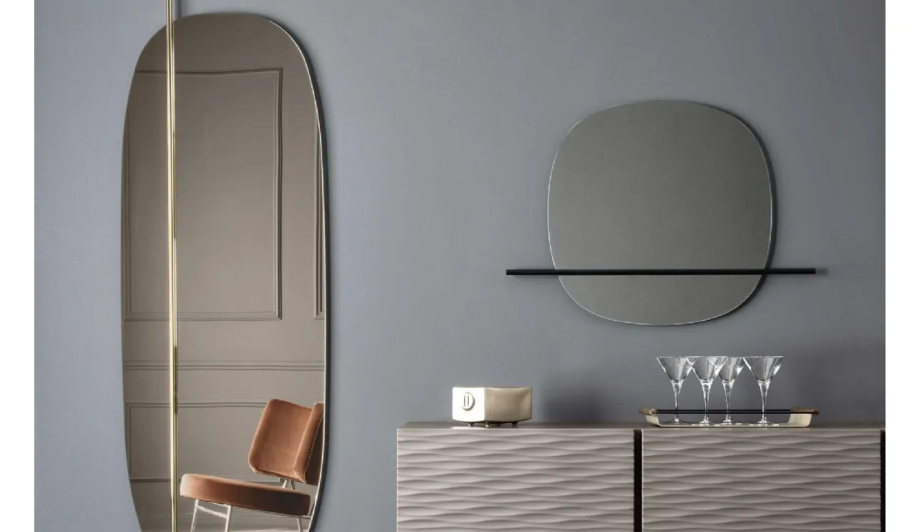 Specchio realizzato con elemento decorativo in metallo Vanity di Calligaris