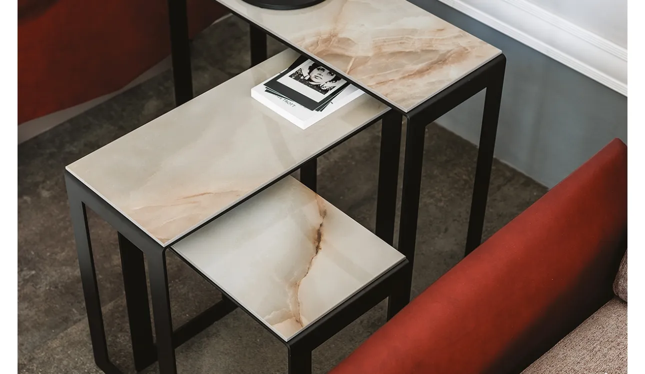 Tavolini con piano in ceramica effetto marmo Kitano di Cattelan Italia