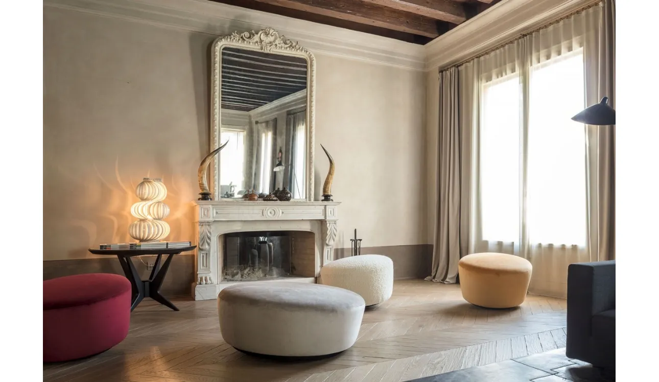 Pouf oscillanti in tessuto con basamento in legno rivestito in panno antirumore Gigio&Gigione di Mogg