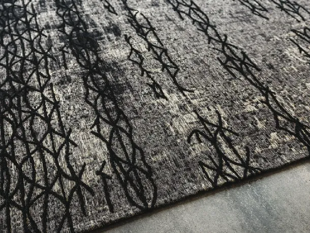Tappeto Mumbai grigio e nero tessuto in cotone e ciniglia a rilievo di Cattelan Italia