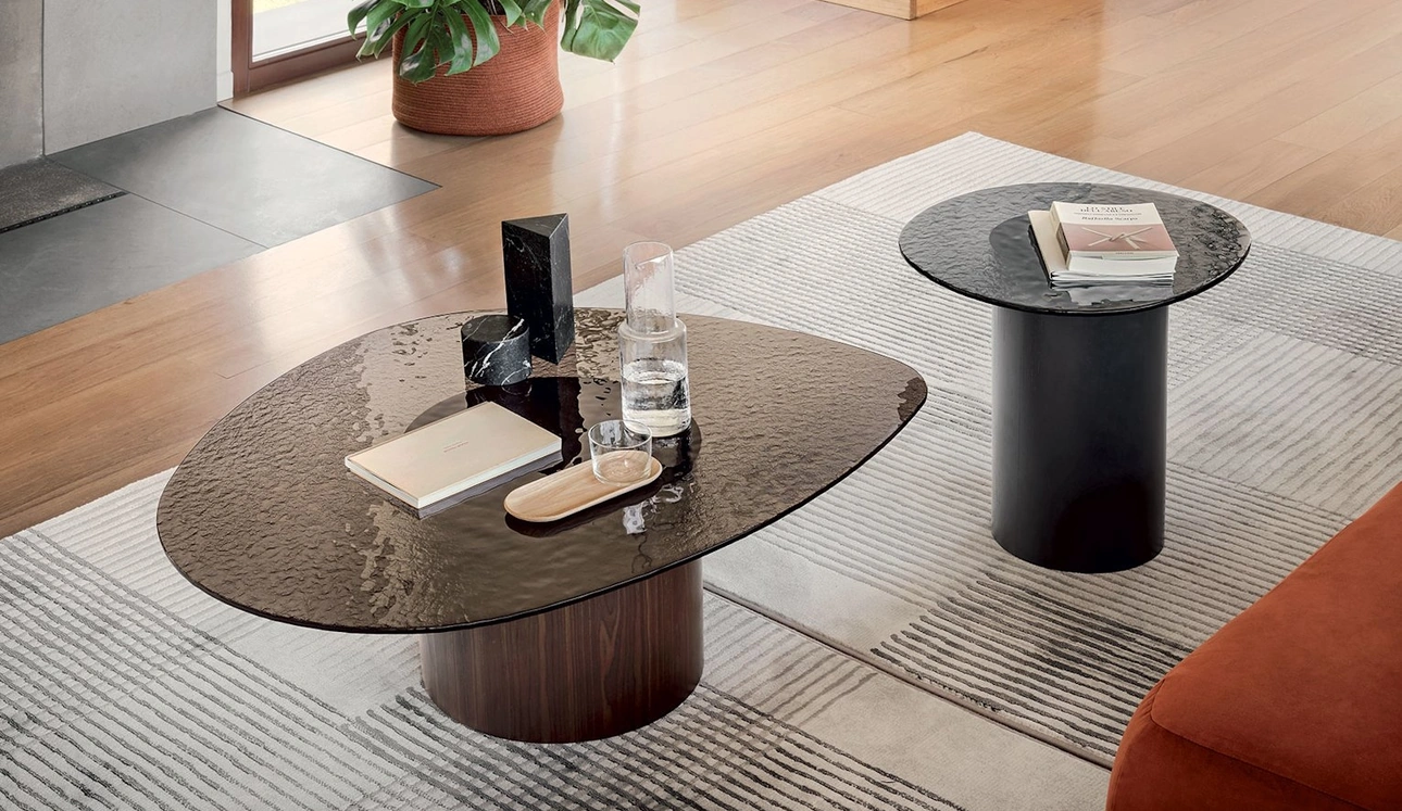 Tavolino con top in vetro temprato e basamento cilindrico in legno Mushroom di Calligaris