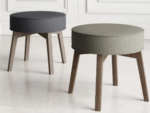 Pouf in tessuto con gambe in legno Rik di Doimo Salotti