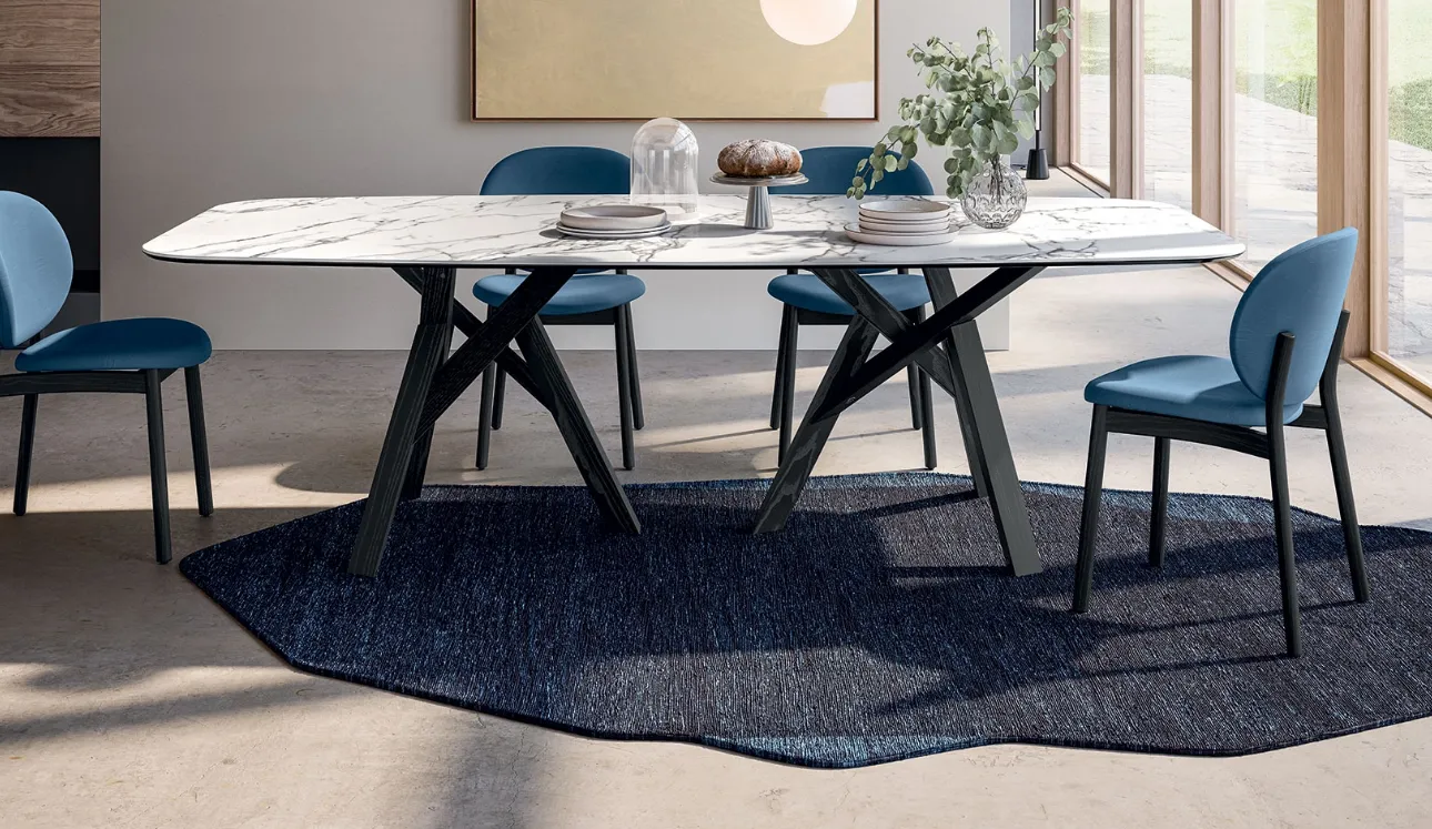 Tappeto a due colori con forma irregolare che ricorda una roccia Roche di Calligaris