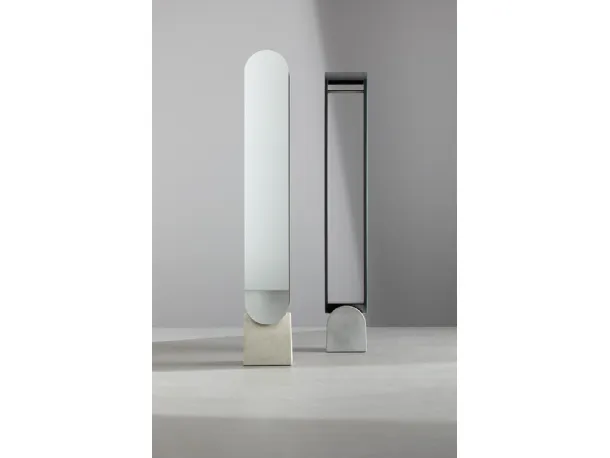 Specchio Vague Mirror con cornice in metallo e base in cemento di Bonaldo