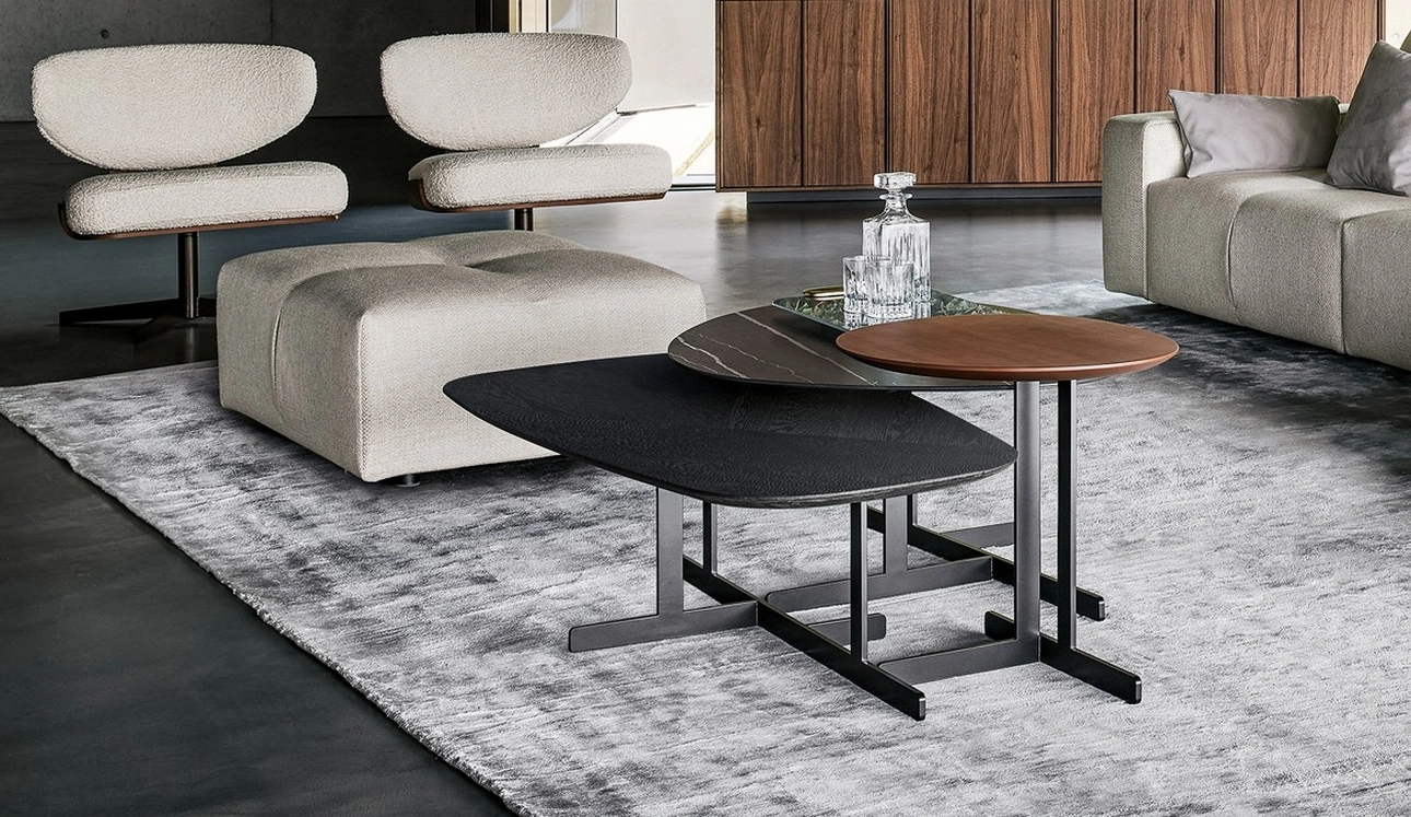 Tavolini sovrapponibili Kumo in legno o marmo di Bonaldo