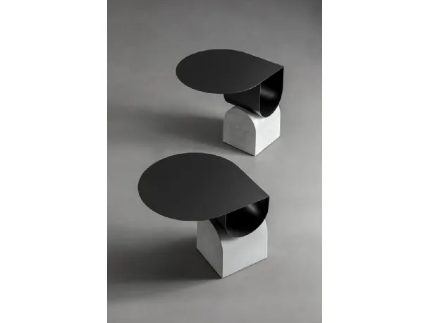 Tavolino Vague coffee table in metallo con base in cemento di Bonaldo