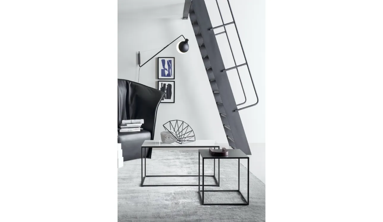 Tavolino Team con base in metallo e top disponibile in varie finiture di Novamobili