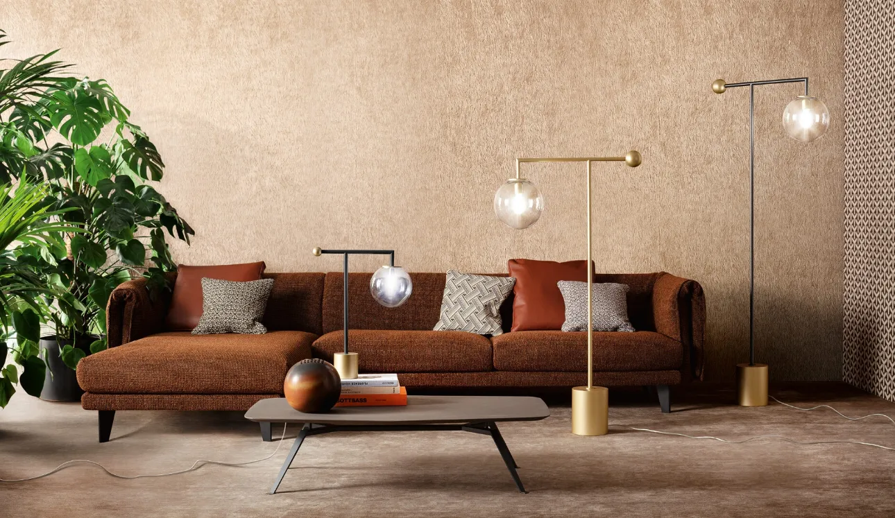 Lampada da terra e da tavolo costituita da una base e una sfera in ottone, uno stelo sottile in metallo finitura piombo o bronzo con paralume in vetro trasparente Bardot di Bonaldo