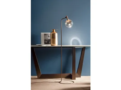 Lampada da terra Sofì con struttura in ottone e diffusore in vetro soffiato di Bonaldo