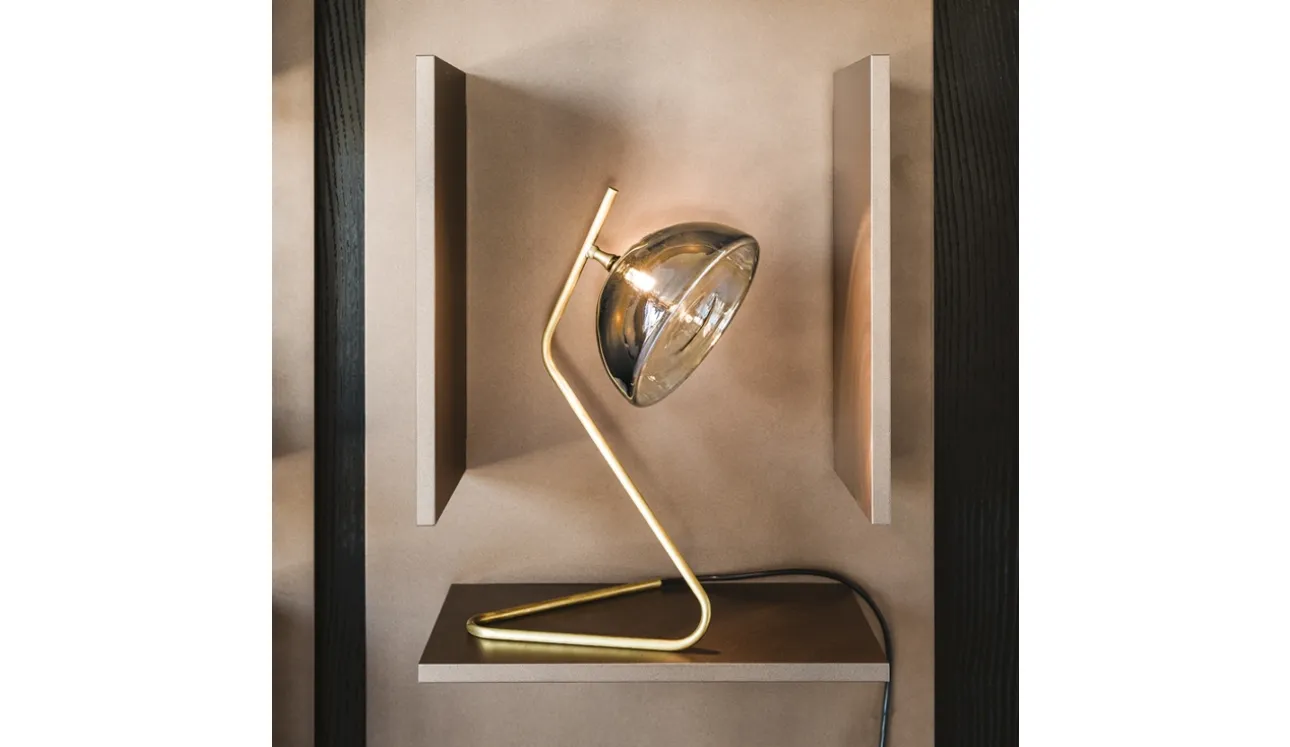 Lampada da tavolo in ottone con paralume in cristallo fumé Sunset di Cattelan Italia
