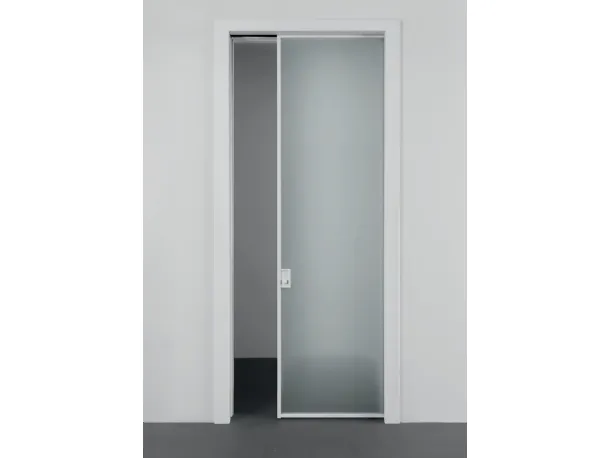 Porta a scomparsa con anta in vetro polvere satinato Beat di Albed