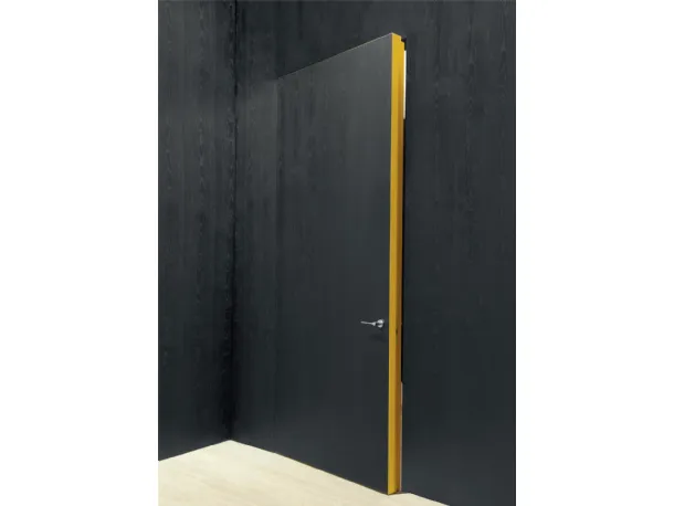 Porta filomuro con anta in legno carbone e stipite laccato ocra Integra di Albed