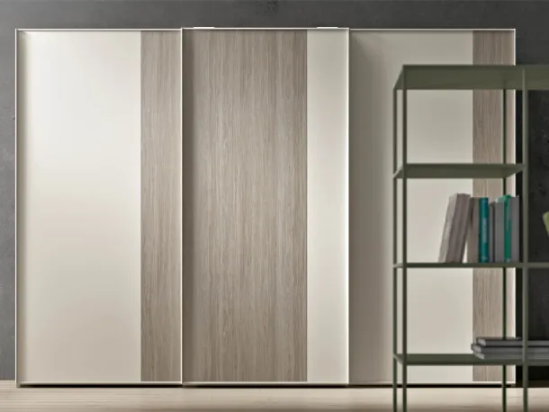 Armadio dal design raffinato in laccato opaco e melaminico Slim Scorrevole di Clever