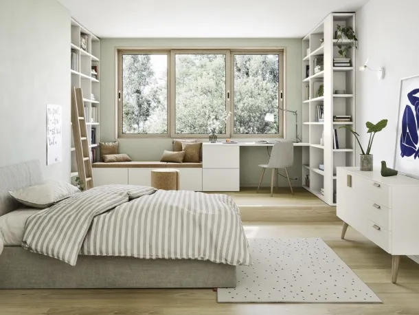 Cameretta componibile con scrivania e 2 librerie a muro Next space 01 di Nidi