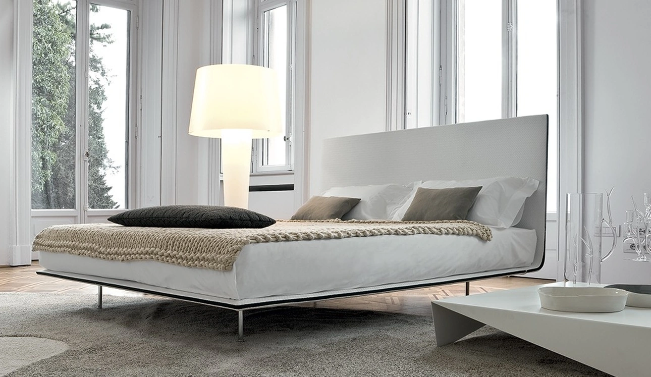 Letto Thin con testiera di Bonaldo