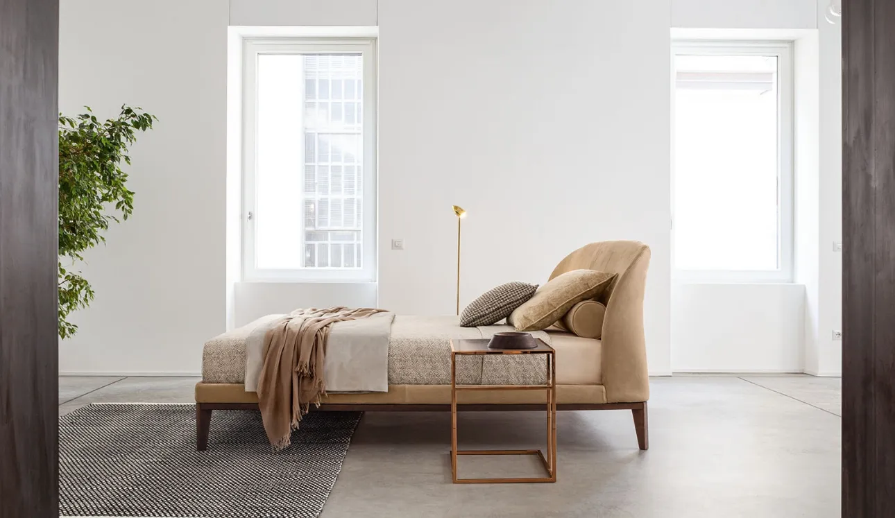 Letto matrimoniale con testiera in tessuto e struttura in legno Carnaby Wood di Twils