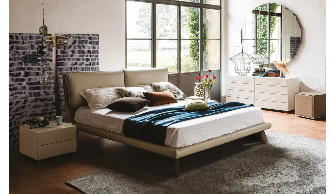 Letto imbottito con testiera Adam di Cattelan Italia