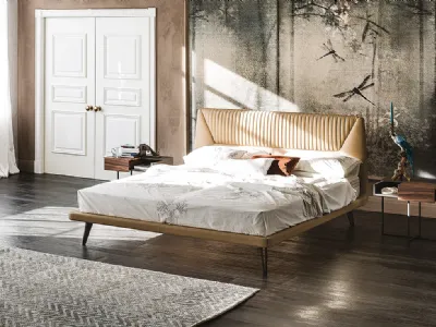 Letto con testiera sagomata imbottita e rivestita in ecopelle Amadeus di Cattelan Italia