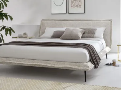 Letto in tessuto imbottito con piedini in metallo Fluff di Calligaris