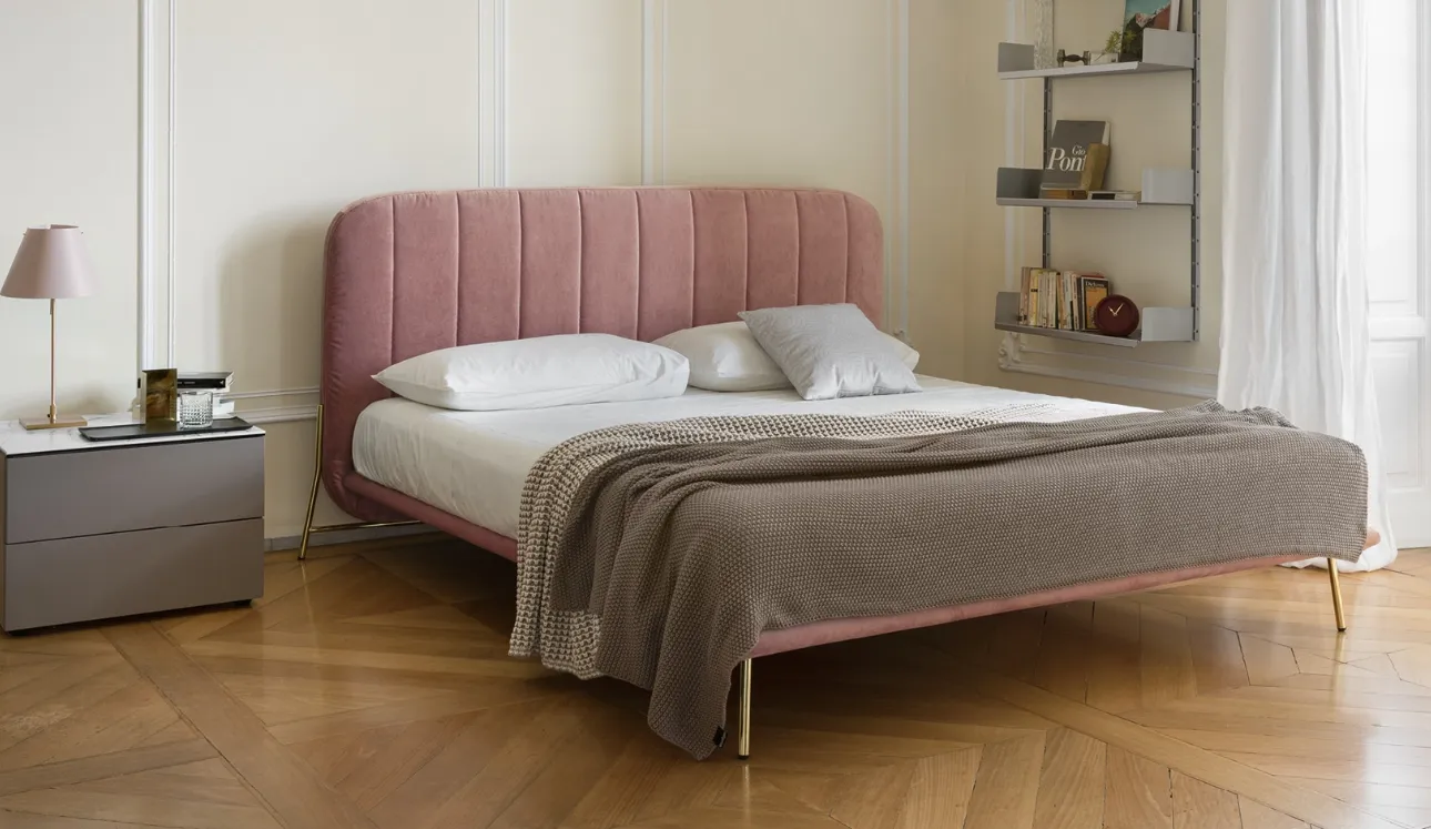 Letto in tessuto imbottito con testiera dalle cuciture verticali Le Marais di Calligaris
