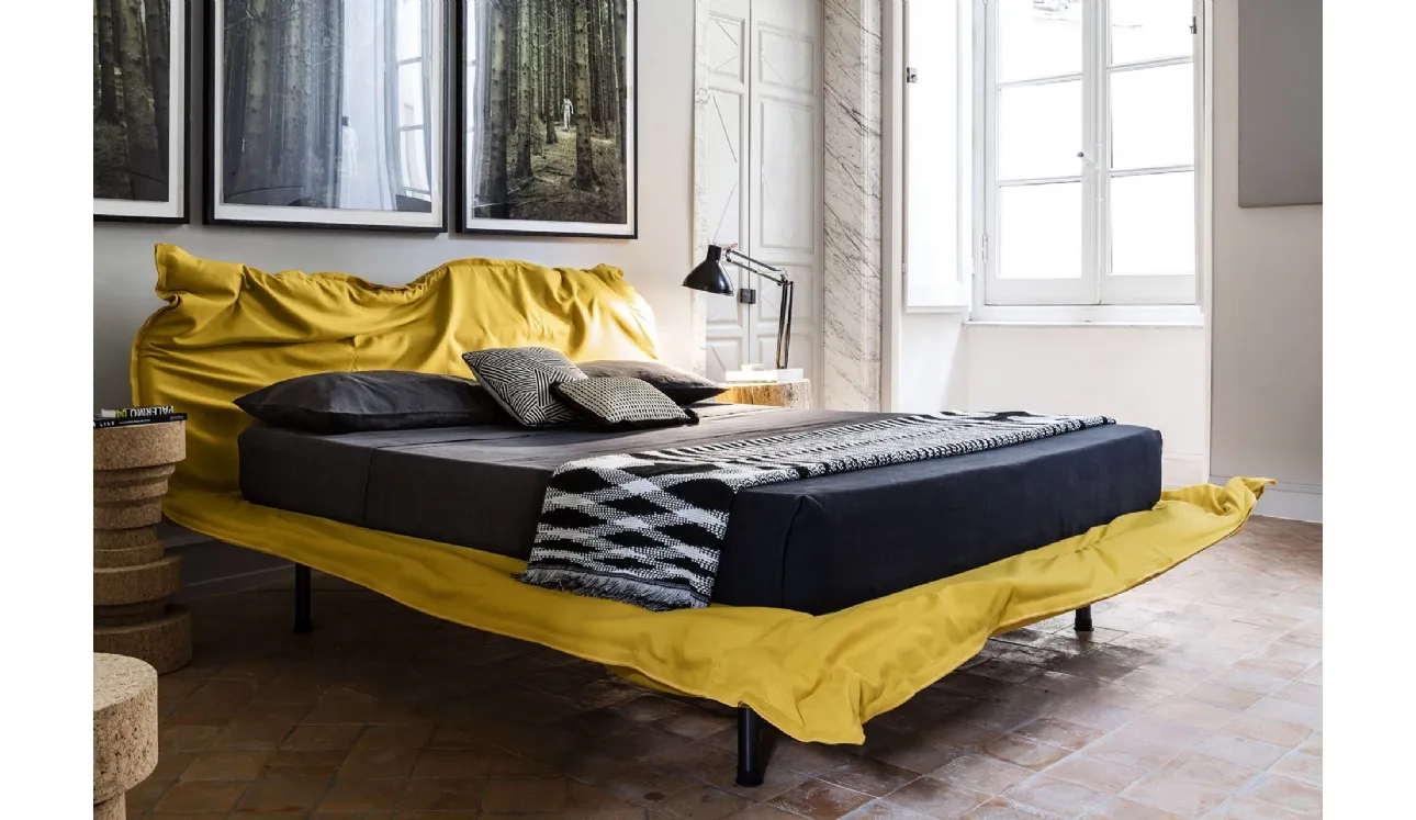 Letto di design effetto stropicciato Big Hug di Mogg