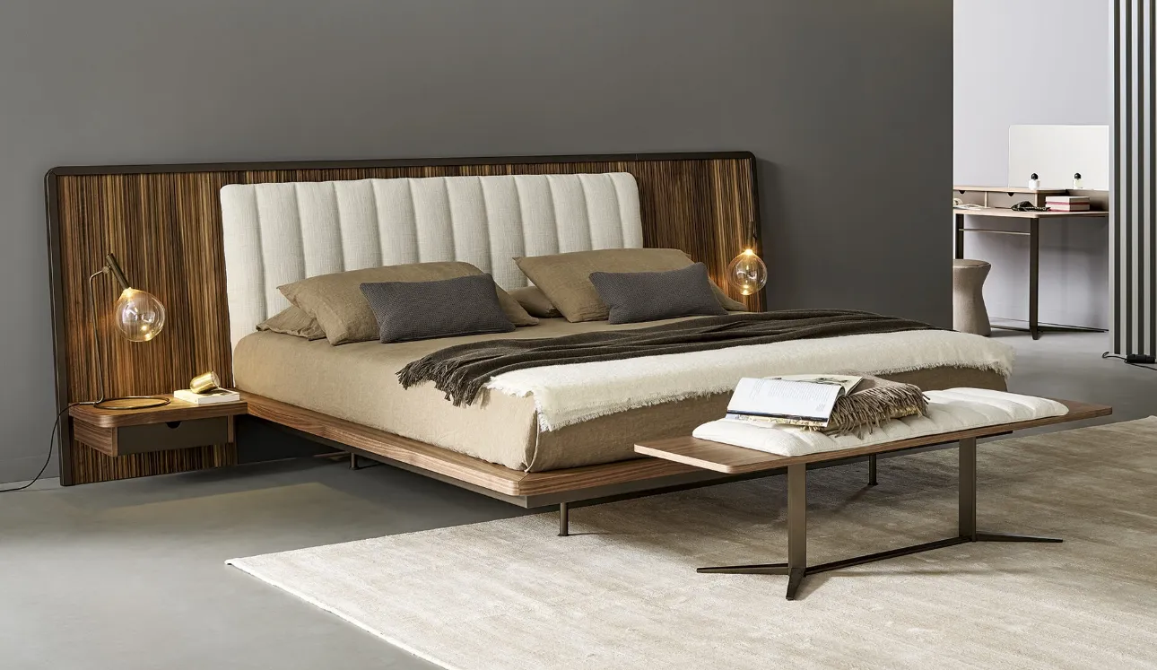 Letto con grande testiera in legno e una più piccola in tessuto imbottito e trapuntato Nelson Bed di Bonaldo