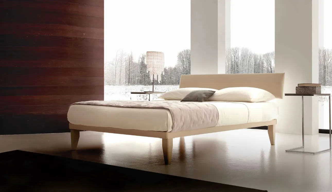 Letto matrimoniale in ecopelle Niki Tessile con testiera di Ergogreen