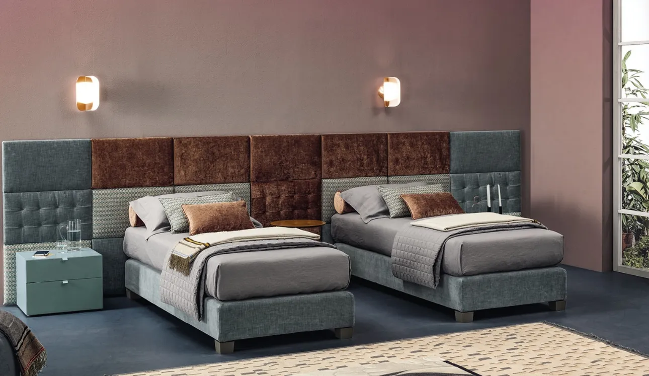 Letto singolo in tessuto trapuntato con sistema Boiserie Marlene di Twils