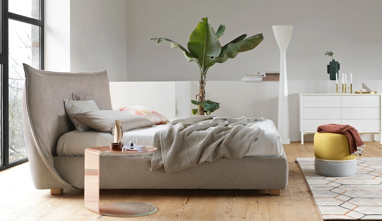 Letto in tessuto Softly con testiera morbida di Calligaris
