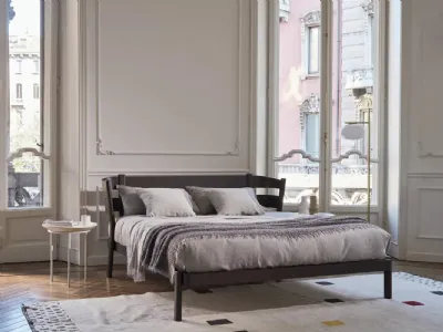 Letto con testiera Yelek 90 in legno laccato di Gervasoni