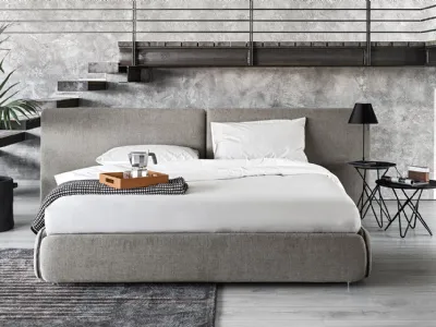 Letto in tessuto imbottito con testiera Zip di Calligaris