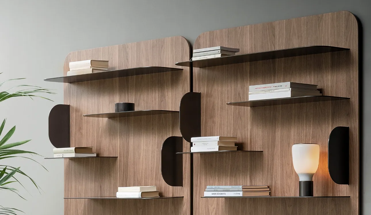 Libreria a muro Blabla in legno con ripiani in metallo di Bonaldo