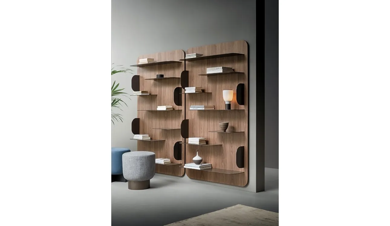 Libreria a muro Blabla in legno con ripiani in metallo di Bonaldo