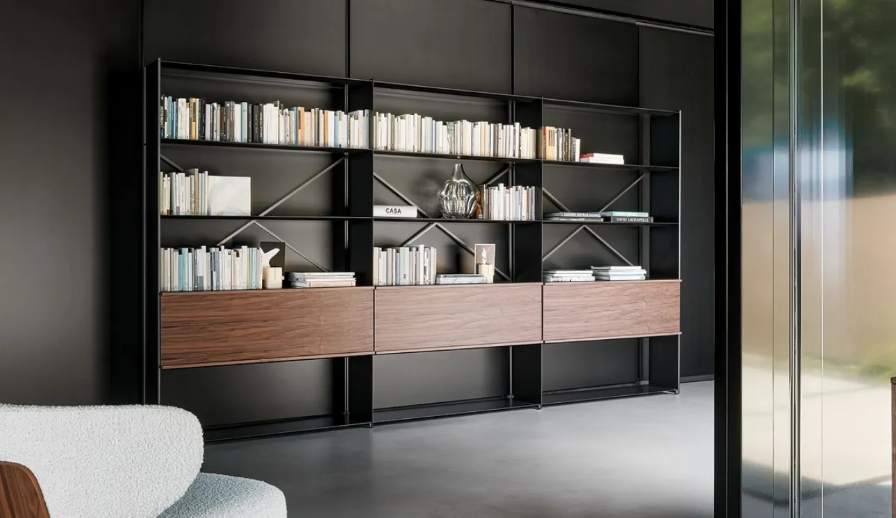 Libreria a muro Kaos in metallo laccato e legno di Bonaldo