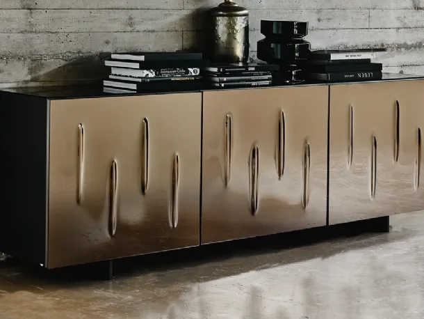 Madia in legno con ante bombate in cristallo specchiato bronzo Carnaby di Cattelan Italia