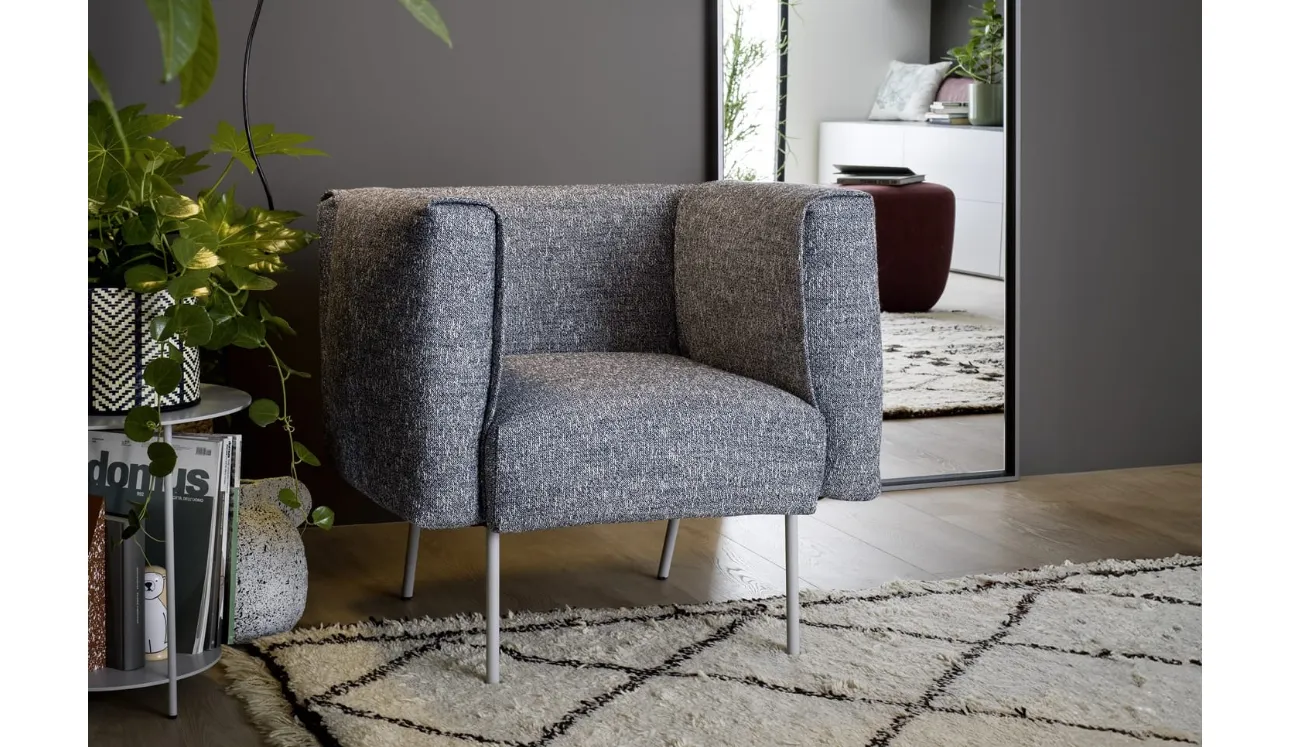Poltroncina Onni in tessuto imbottito di Novamobili