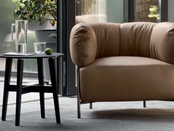 Poltroncina in pelle con piedini in metallo Quadrotta di Calligaris