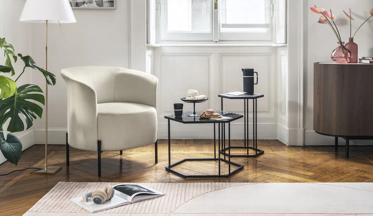 Poltroncina in tessuto con piedini in metallo Rendez-Vous di Calligaris