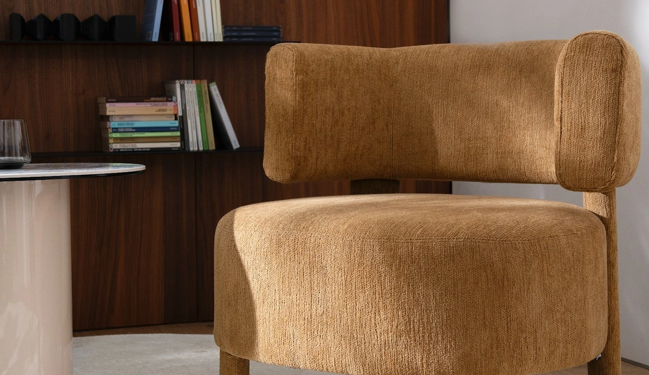 Poltroncina rivestita in tessuto Glen Soft di Calligaris