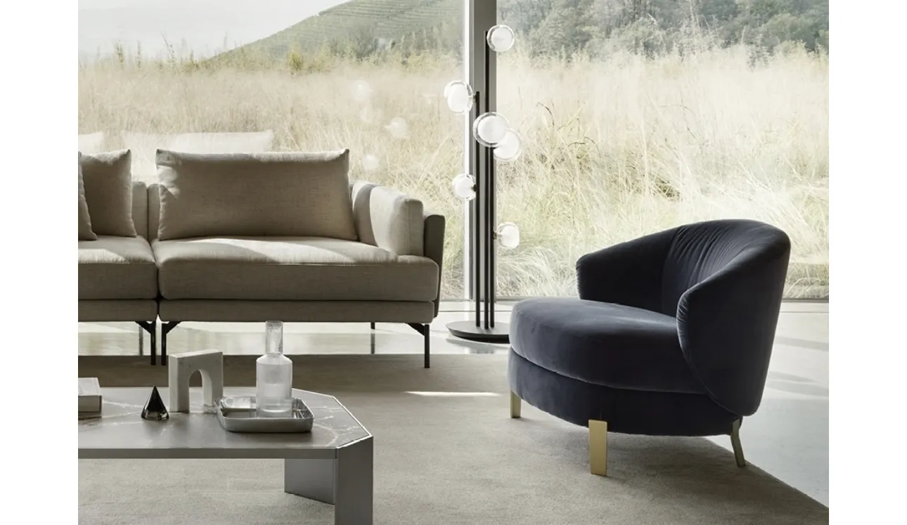 Poltroncina in tessuto imbottito Proust di Nicoline