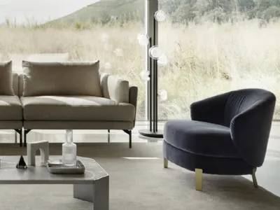 Poltroncina in tessuto imbottito Proust di Nicoline