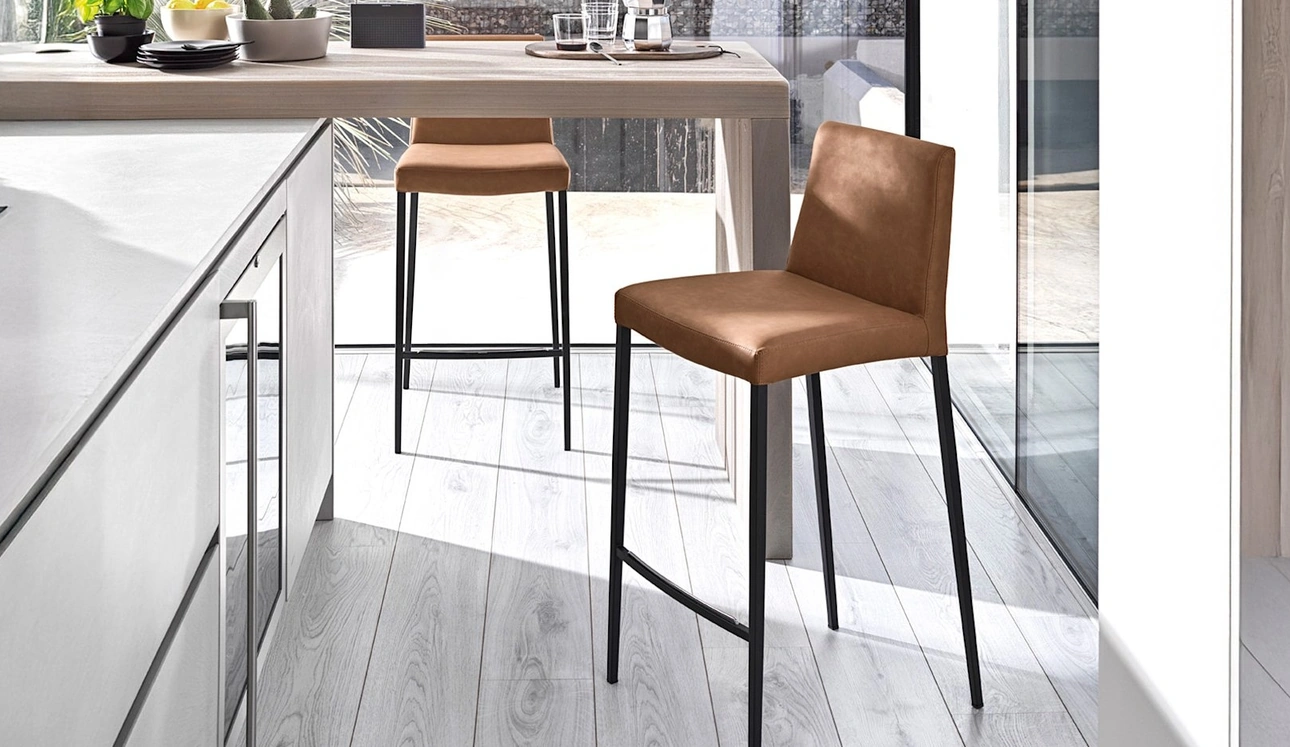 Sgabello Aida in pelle di Calligaris