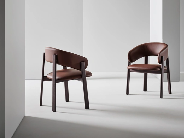 Sedia in pelle Alpha di Bonaldo