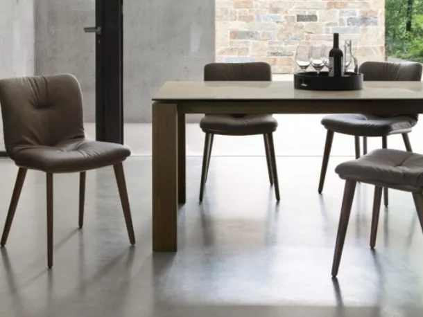 Sedia con imbottitura comfort e gambe in legno Annie di Calligaris