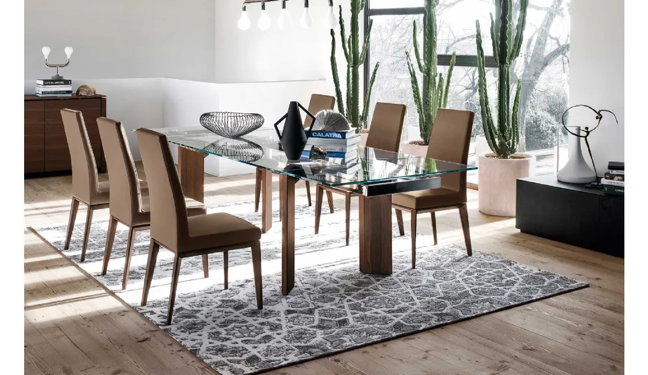 Sedia in pelle con schienale alto e struttura in legno massello Bess di Calligaris