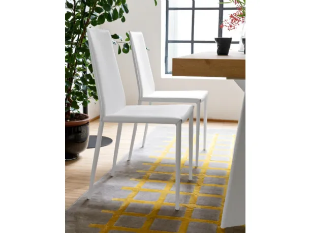 Sedia in cuoio rigenerato con struttura in metallo bianco opaco Boheme di Connubia