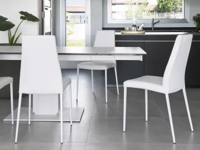 Sedia con schienale alto, imbottita con gambe in metallo Aida di Calligaris