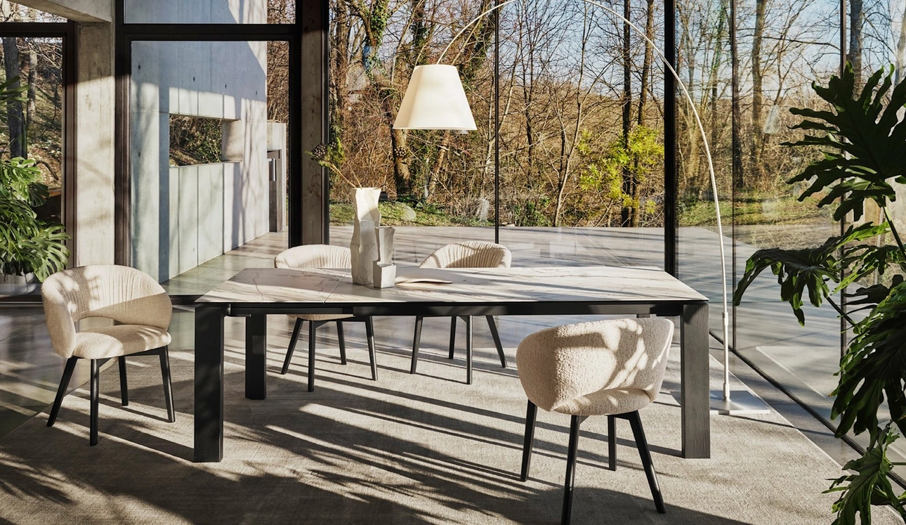 Sedia Anime in tessuto imbottito con gambe in legno di Calligaris