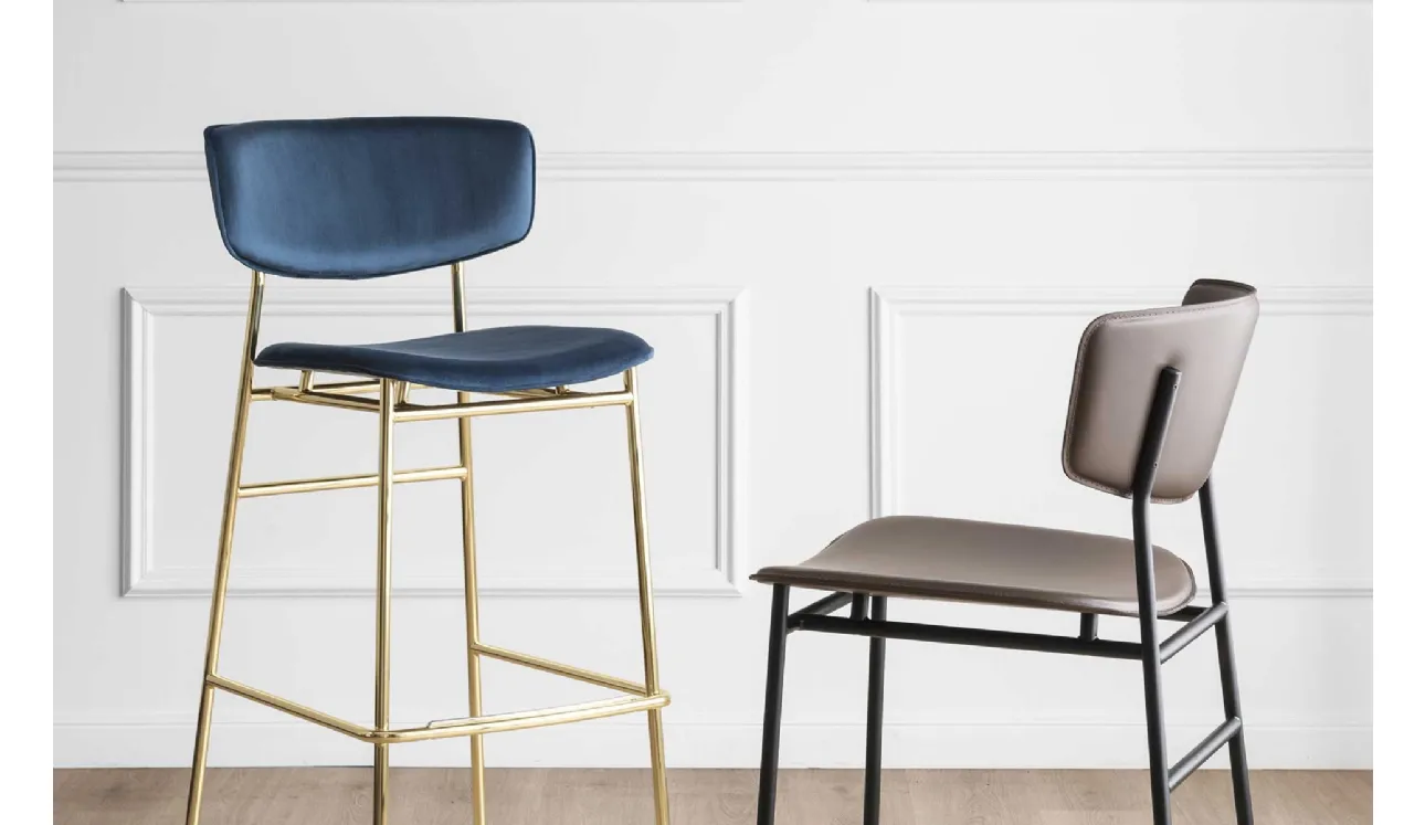 Sgabello con struttura in metallo e seduta in tessuto o ecopelle Fifties di Calligaris
